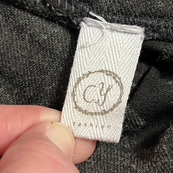 Gray top. - Picture 4 of 4